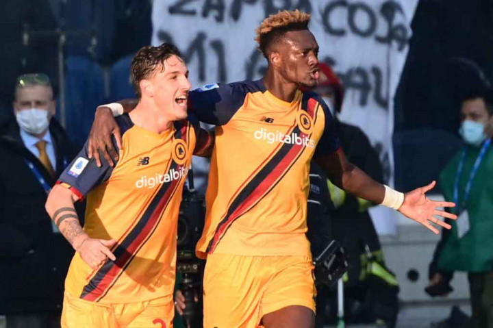 Roma berusaha bangkit dan baru bisa mencetak gol balasan lima menit jelang turun minum ketika Abraham membelokkan bola tembakan Lorenzo Pellegrini demi mengecoh kiper Mike Maignan. Kedudukan 2-1 bertahan hingga babak pertama usai.