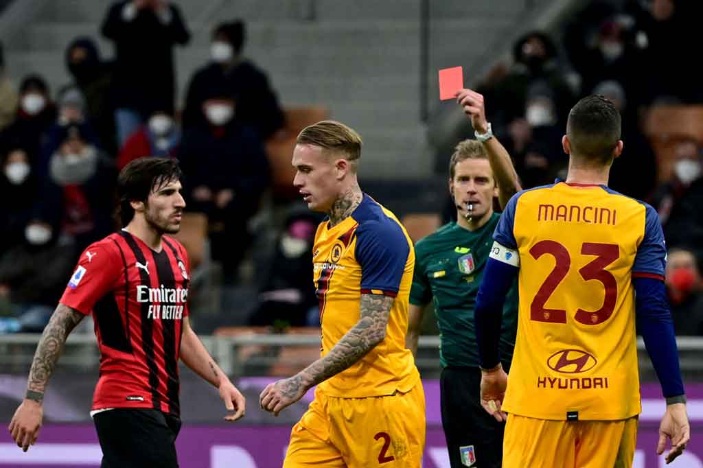 Tugas Milan menjaga keunggulan kian dipermudah ketika Rick Karsdorp menerima kartu kuning kedua karena menjatuhkan Hernandez di luar kotak penalti pada menit ke-74.