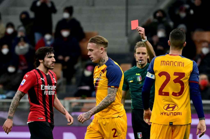 Tugas Milan menjaga keunggulan kian dipermudah ketika Rick Karsdorp menerima kartu kuning kedua karena menjatuhkan Hernandez di luar kotak penalti pada menit ke-74.