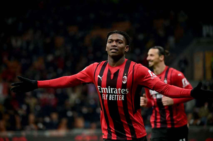 Milan merestorasi keunggulan dua gol pada menit ke-82 ketika Rafael Leao, yang baru masuk sejak menit ke-64 menggantikan Alexis Saelemaekers, menyelesaikan umpan Ibrahimovic dengan aksi individual menerobos ke jantung pertahanan Roma.