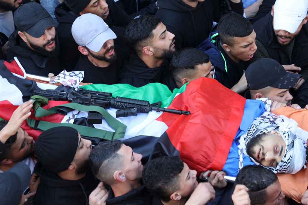 Para pelayat menghadiri pemakaman pemuda Palestina Bakir Hashash, 21, di kamp pengungsi Tepi Barat Balata pada 6 Januari 2022. Bakir ditembak mati oleh tentara Israel di Tepi Barat pada Kamis pagi.