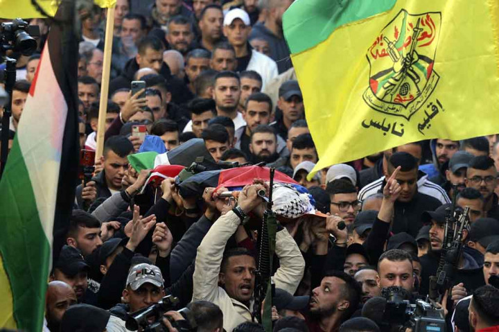 Sementara tentara Israel mengatakan pasukannya telah menembak seorang pria bersenjata yang menembaki tentara selama operasi untuk menangkap seorang tersangka buronan di Nablus. 