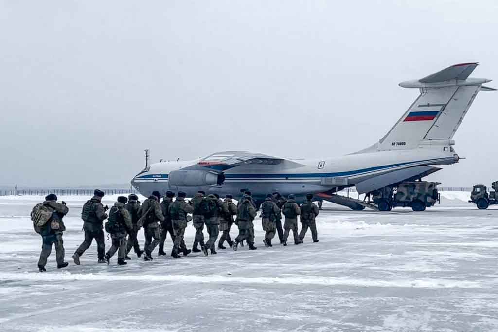 Pasukan terjun payung Rusia bersiap menaiki pesawat kargo militer untuk berangkat ke Kazakhstan sebagai pasukan penjaga perdamaian, di Bandara Chkalovsky, di luar Moskow, Kamis, 6 Januari 2022 waktu setempat.