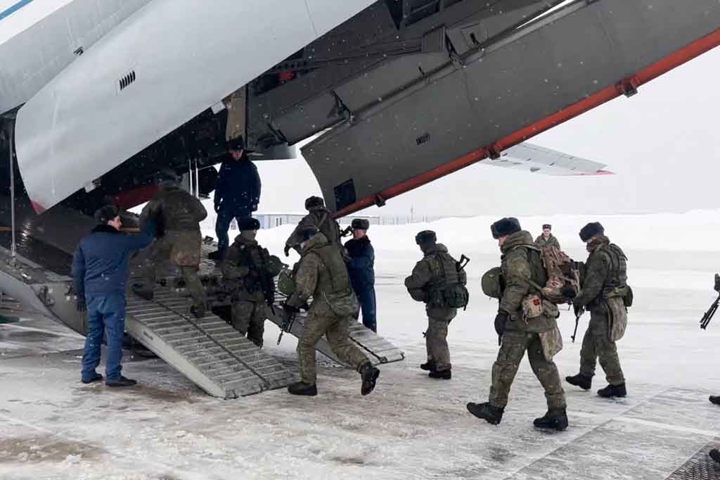 Pengerahan pasukan Rusia menjadi pertaruhan Kremlin bahwa kekuatan militer yang cepat dapat mengamankan kepentingan Rusia di negara Asia Tengah yang memproduksi minyak dan uranium itu, dengan segera menghentikan kekerasan terburuk dalam 30 tahun kemerdekaan Kazakhstan itu.