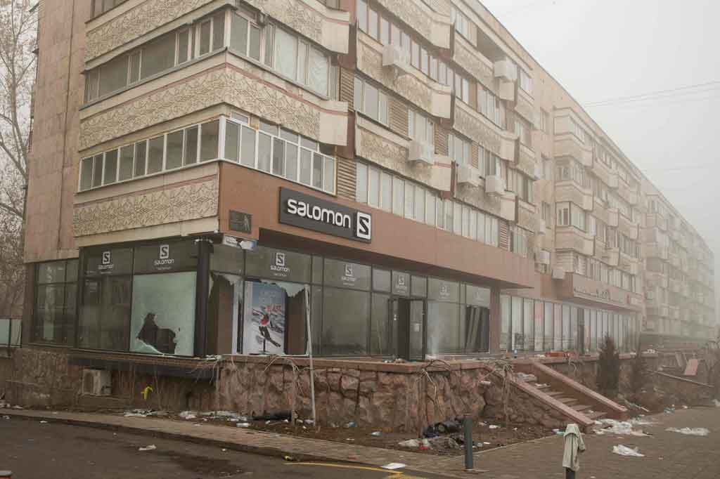 Polisi di Kota Almaty mengatakan puluhan perusuh meninggal semalaman hingga Kamis dini hari. Sementara pihak berwenang mengatakan sedikitnya 18 anggota pasukan keamanan meninggal, dua di antaranya ditemukan dalam kondisi terpenggal. Lebih dari 2.000 perusuh ditangkap.