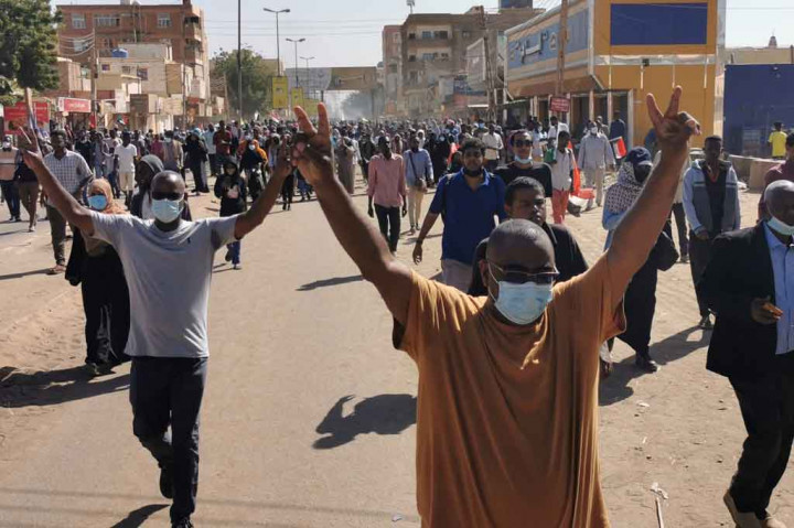 Demonstran turun ke jalan-jalan di ibu kota Khartoum, Sudan pada Kamis, 6 Januari 2022 waktu setempat. Setidaknya tiga pengunjuk rasa meninggal dunia tertembak dalam demonstrasi anti-militer tersebut.