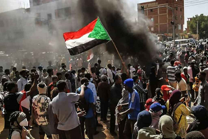 Tiga demonstran tersebut meninggal akibat tembakan yang dilepaskan pasukan keamanan selama demonstrasi di Kota Omdurman dan Bahri, seberang Sungai Nil dari ibu kota Khartoum, kata Komite Pusat Dokter Sudan.