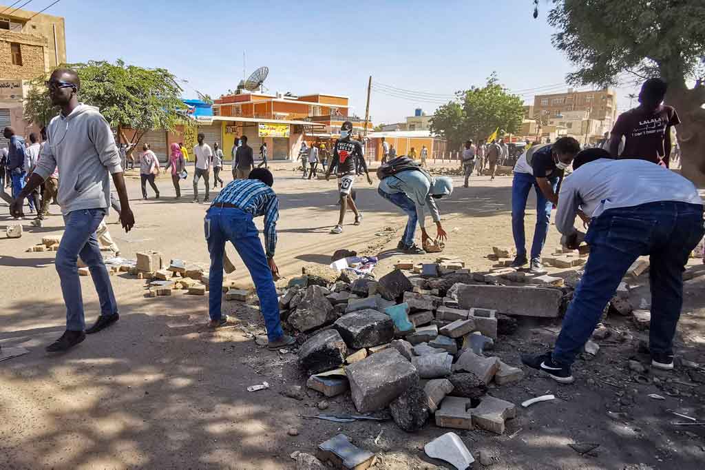 Sedikitnya 60 orang telah meninggal dan lebih banyak lagi yang terluka oleh tindakan keras militer terhadap demonstrasi sejak kudeta itu, yang mengganggu upaya membawa perubahan demokratis, kata sekelompok petugas medis yang mendukung aksi protes.