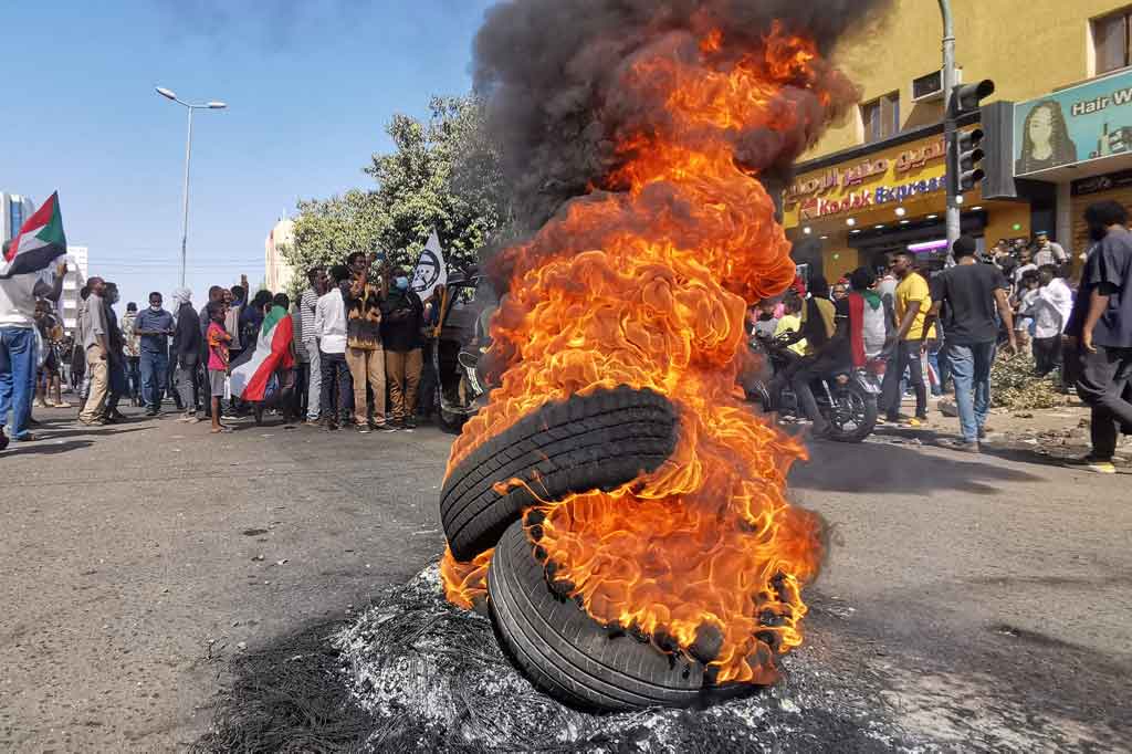 Para demonstran kembali berusaha mendatangi istana kepresidenan di Khartoum untuk terus menekan militer yang telah melakukan kudeta pada Oktober 2021 silam.