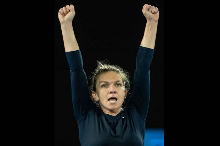 Juara dua kali Grand Slam Simona Halep melakukan selebrasi setelah memastikan diri melaju ke babak semifinal turnamen tenis Melbourne Summer Set Jumat, 7 Januari 2022.