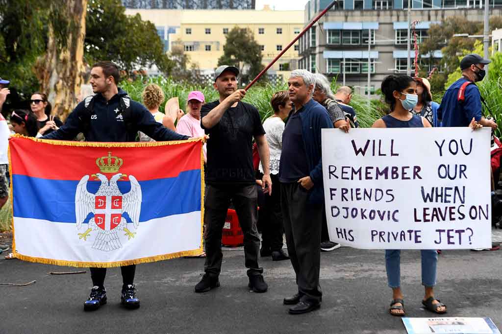 Sekitar 50 pengunjuk rasa - campuran penggemar tenis, demonstran anti-vaksin dan aktivis hak-hak imigran - berkumpul pada Hari Natal Ortodoks di fasilitas penahanan di Melbourne.