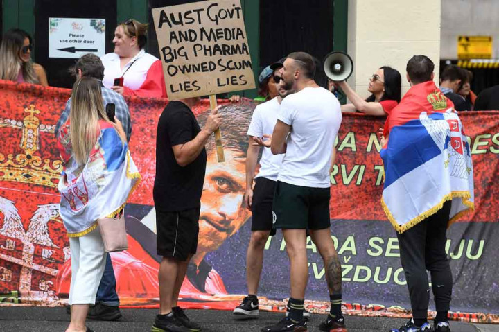 Bekas Park Hotel, yang sekarang secara resmi dikenal sebagai tempat penahanan alternatif, menampung sekitar 32 pengungsi dan pencari suaka yang terperangkap dalam sistem imigrasi garis keras Australia. Diyakini pemain tenis top dunia tersebut termasuk di antara mereka, meskipun otoritas perbatasan menolak untuk mengkonfirmasi di mana dia ditahan.