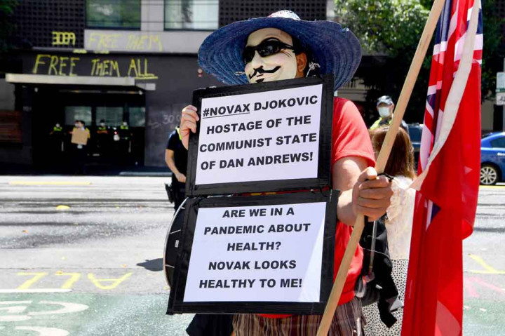 Potret Fans Memprotes Penahanan Djokovic di Australia