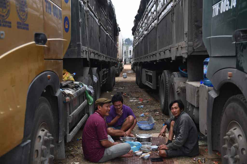 Penyeberangan perbatasan tidak sepenuhnya ditutup, tetapi hanya sedikit truk yang berhasil melewatinya. Pada hari Kamis, 6 Januari hanya sekitar 100 truk yang melewati gerbang Huu Nghi.