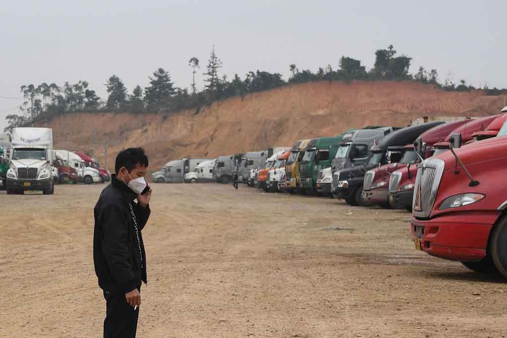 Truk-truk bermuatan ribuan ton buah naga, nangka, mangga, dan hasil bumi lainnya tersebut tertahan di persimpangan di Provinsi Lang Son, Vietnam utara.