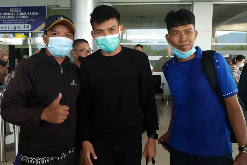 Pemain timnas Indonesia, Witan Sulaeman, tiba Palu, Sulawesi Tengah, Jumat, 7 Januari 2022. Witan pulang ke kampung halamannya menggunakan penerbangan pesawat Batik Air, dan tiba di Bandara Mutiara Sis Aljufri, sekitar pukul 06.30 Wita