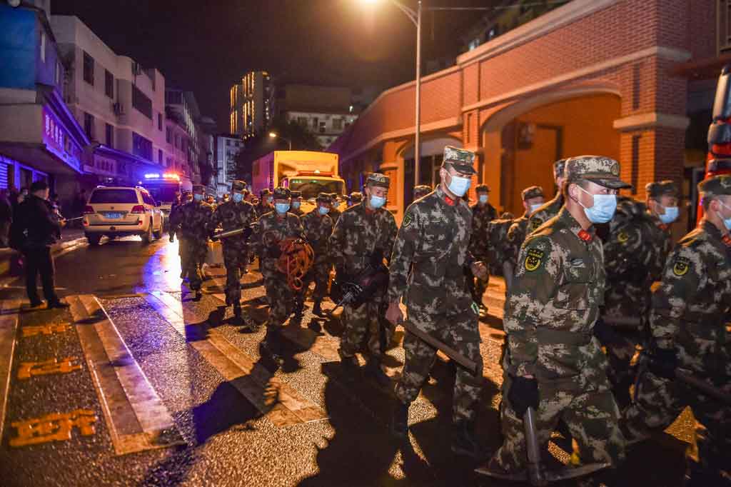 Video dan foto dari Xinhua menunjukkan petugas paramiliter pada Jumat malam di bawah lampu sorot bergegas menuju lokasi kejadian untuk mengevakuasi para korban.