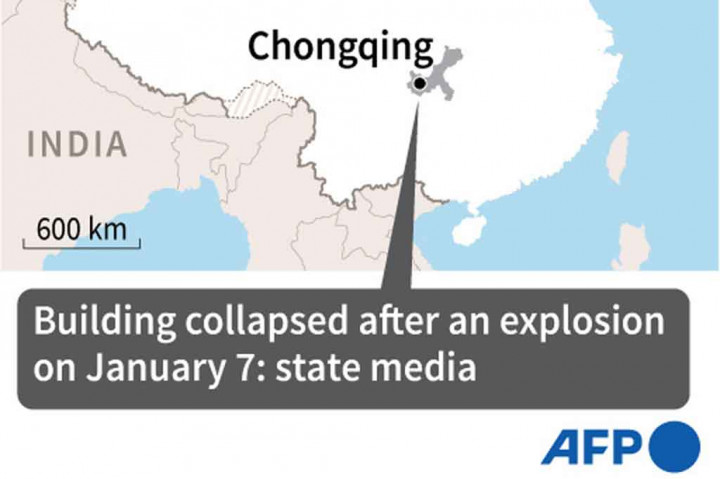 Lokasi ledakan tampaknya berada di tengah-tengah bangunan lain dan dikelilingi oleh kerumunan warga pada Jumat pagi. 
