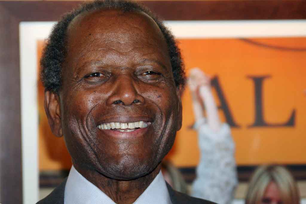 Sidney Poitier, bintang film kulit hitam pertama Hollywood dan pria kulit hitam pertama yang meraih penghargaan Piala Oscar sebagai aktor terbaik, meninggal dunia pada usia 94 tahun. 