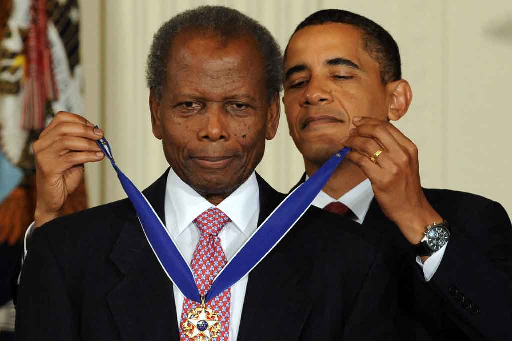 Poitier mendapat penghargaan Presidential Medal of Freedom, penghargaan tertinggi di AS untuk warga sipil, dari Presiden Obama pada 2009 silam.