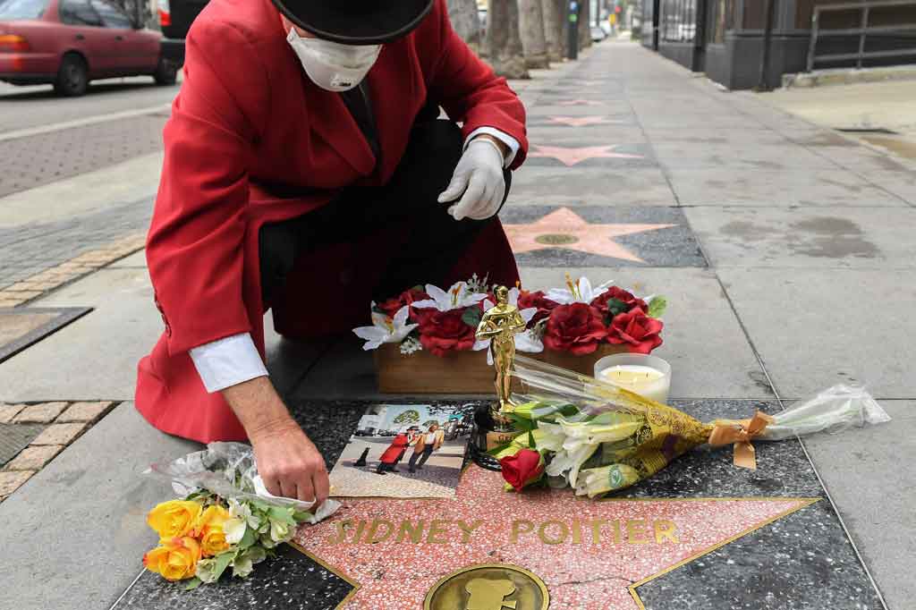 Pada saat ketegangan rasial di Amerika pada 1950-an dan 1960-an, Poitier menyeimbangkan kesuksesan sebagai aktor dan peran politinya dengan memilih film yang mengambil tema kefanatikan dan stereotip, termasuk karya klasiknya pada 1967, Guess Who's Coming to Dinner dan In the Heat of the Night.