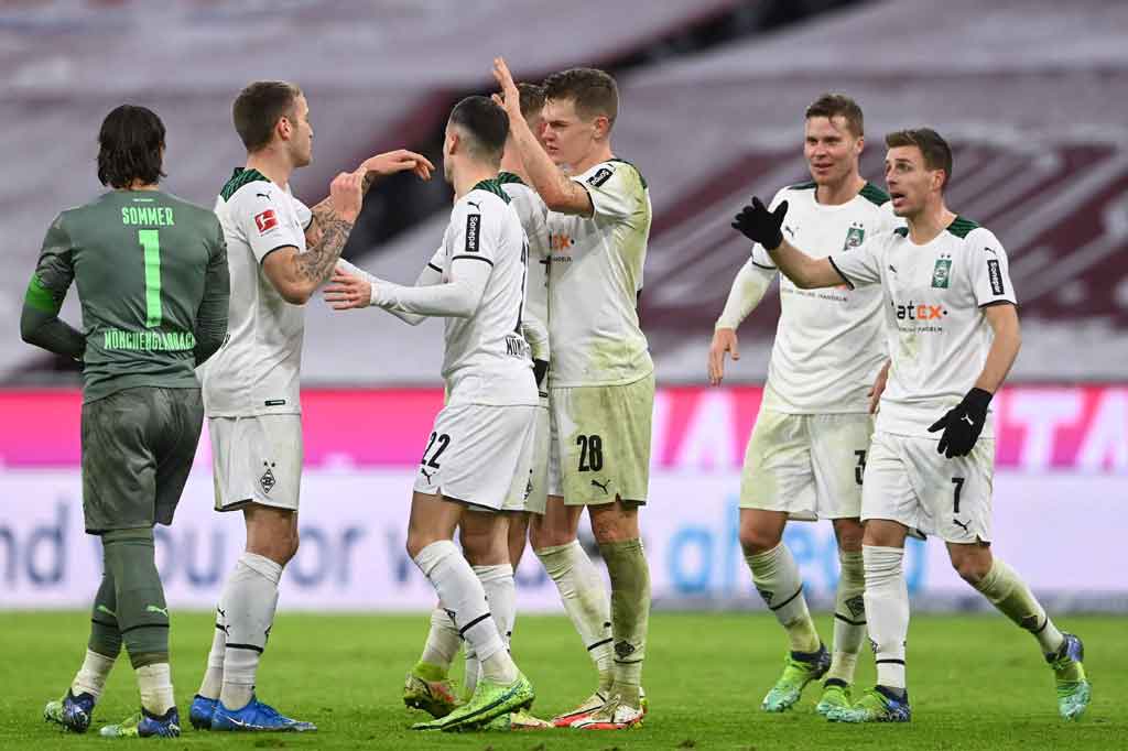 Tetapi keunggulan mereka sirna pada menit ke-27 setelah gagal mengantisipasi umpan silang tim tamu dan bola sapuan buruk Kimmich disambar oleh Florian Neuhaus untuk menaklukkan kiper Sven Ulreich dan membuat kedudukan imbang 1-1.