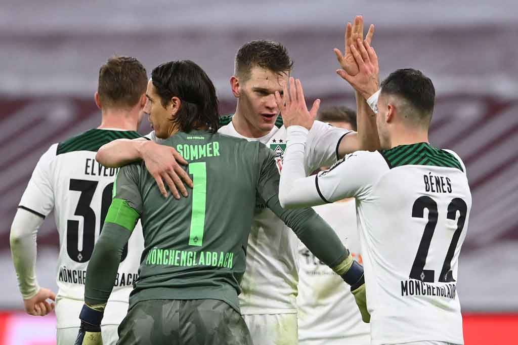 Gladbach empat menit kemudian sukses membalikkan keadaan melalui gol Stefan Lainer. Para pemain Bayern gagal mengantisipasi situasi sepak pojok kiriman Luca Netz dan Lainer menyundul bola di area tiang dekat untuk membawa timnya berbalik unggul 2-1 atas tuan rumah.