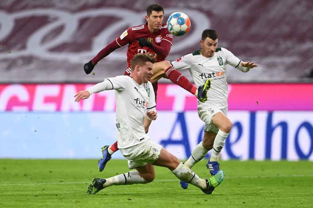 Berbagai upaya dilakukan para pemain tuan rumah untuk mengejar ketertinggalan di babak kedua. Namun tidak ada satu gol pun yang tercipta hingga wasit peniup peluit panjang tanda pertandingan usai.