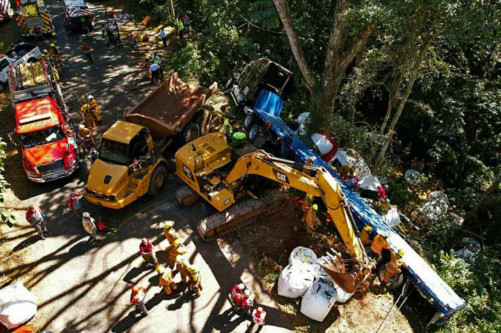 Tim penyelamat dan petugas pemadam kebakaran bekerja di tempat kejadian setelah kecelakaan antara truk dan minibus, di distrik Miramar, Provinsi Puntarenas, Kosta Rika, pada Januari. 7 Januari 2022 waktu setempat.