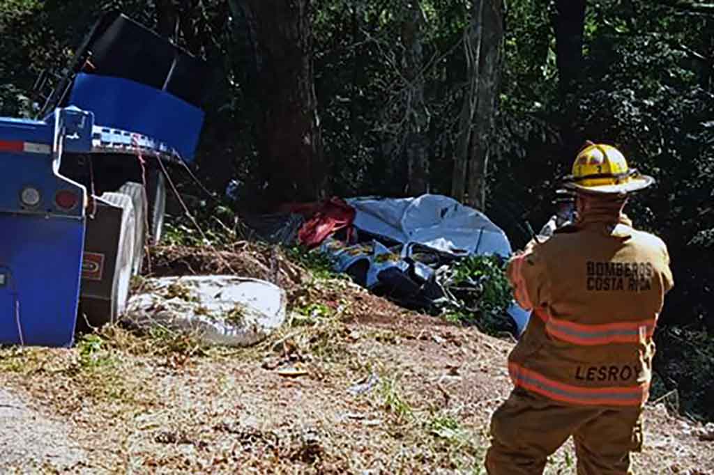 Sedikitnya lima orang, termasuk pengemudi minibus, tiga turis AS dan seorang warga Swiss meninggal akibat kecelakaan tersebut.