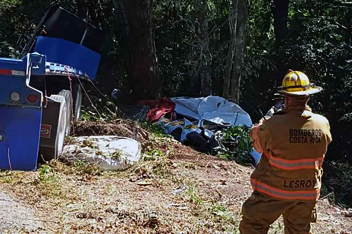 Sedikitnya lima orang, termasuk pengemudi minibus, tiga turis AS dan seorang warga Swiss meninggal akibat kecelakaan tersebut.