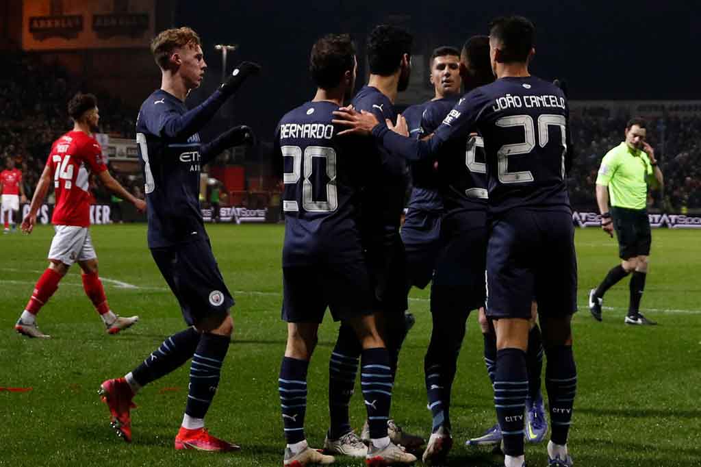 Ilkay Gundogan kemudian mencetak gol indah pada menit ke-59 lewat eksekusi tendangan bebas melengkung yang melewati pagar hidup Swindon dan tak terjangkau kiper Lewis Ward untuk membawa timnya unggul 3-0.