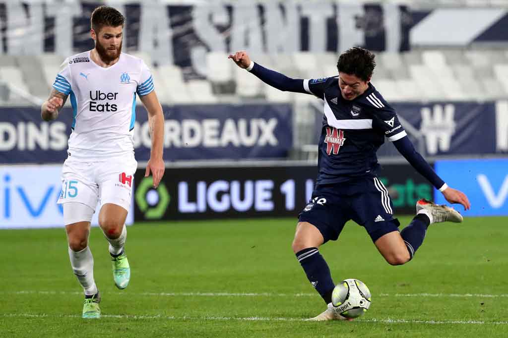 Bordeaux yang mengandalkan serangan balik berusaha membalas tiga menit jelang turun minum diakhiri umpan terobosan Tom Lacoux. Sayang penyelesaian Hwang Ui-jo masih melambung tinggi di atas mistar gawang.
