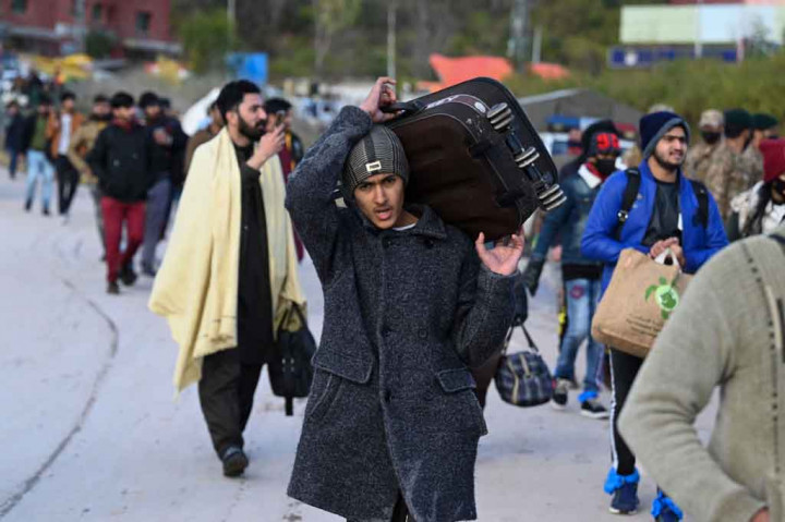 Menteri Dalam Negeri Pakistan, Sheikh Rashid Ahmed, mengatakan sekitar 1.000 mobil terjebak di kota wisata pegunungan itu (hill station), yang dibangun di lokasi yang lebih tinggi dari daerah sekitarnya.