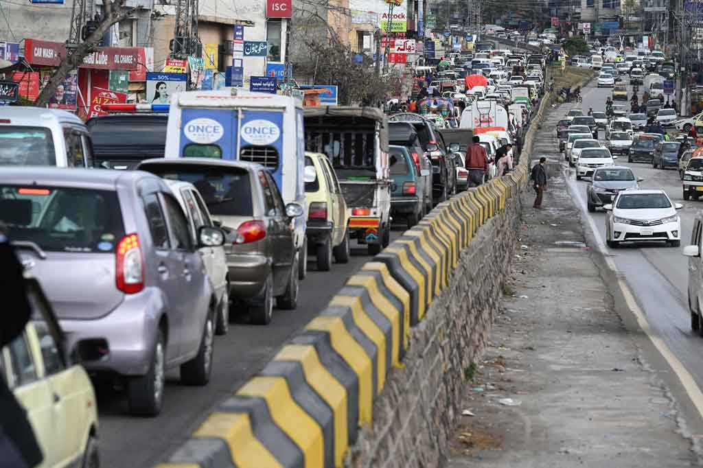 Dia menambahkan, beberapa peleton tentara dan pasukan paramiliter telah dikerahkan untuk membantu pemerintah sipil dalam operasi penyelamatan.
