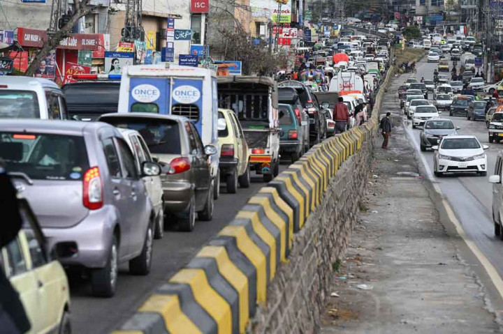 Dia menambahkan, beberapa peleton tentara dan pasukan paramiliter telah dikerahkan untuk membantu pemerintah sipil dalam operasi penyelamatan.