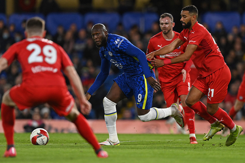 Dua menit kemudian, Romelu Lukaku menambah keunggulan Chelsea. Striker Belgia itu menuntaskan umpan Lewis Hall dari sisi kiri.