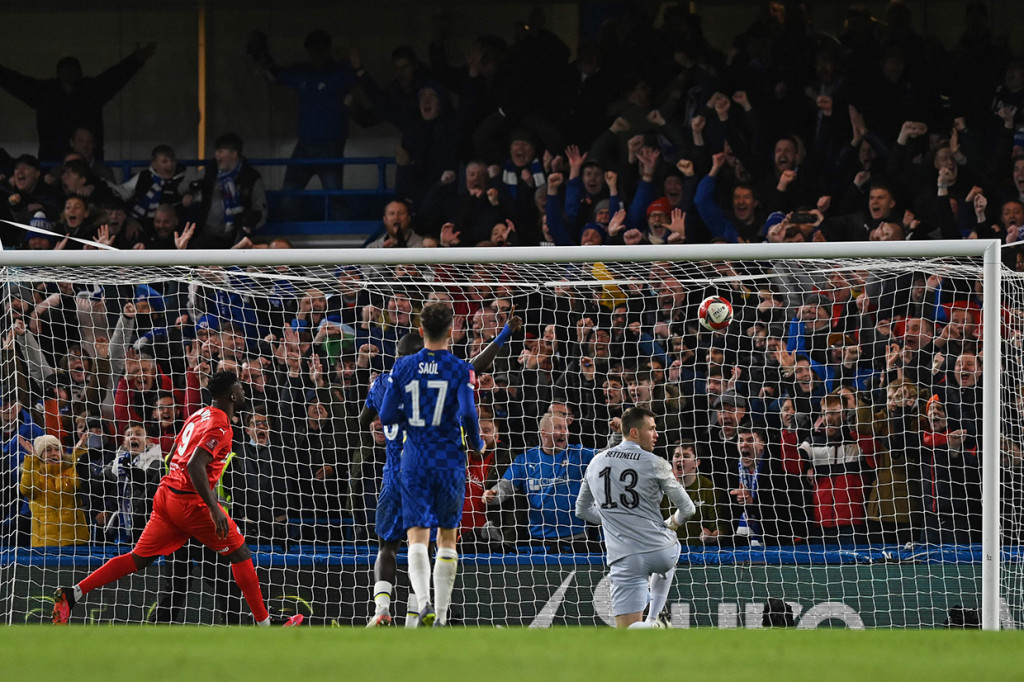 Chesterfield memperkecil ketertinggalan pada menit ke-80. Akwasi Asante memanfaatkan bola muntah dari tembakan Kabongo Tshimanga yang ditepis oleh Marcus Bettinelli.
