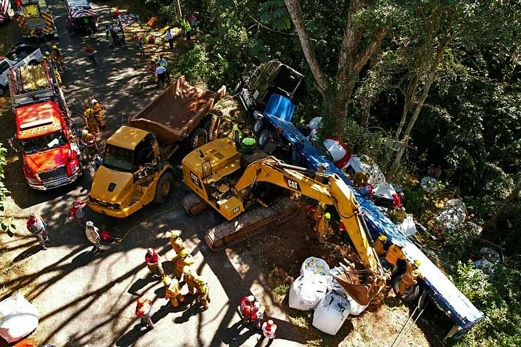 Sedikitnya lima orang, termasuk pengemudi minibus, tiga turis AS dan seorang warga Swiss meninggal akibat kecelakaan yang melibatkan sebuah minibus dan truk di distrik Miramar, Provinsi Puntrenas, Kosta Rika, Jumat, 7 Januari 2022 waktu setempat.