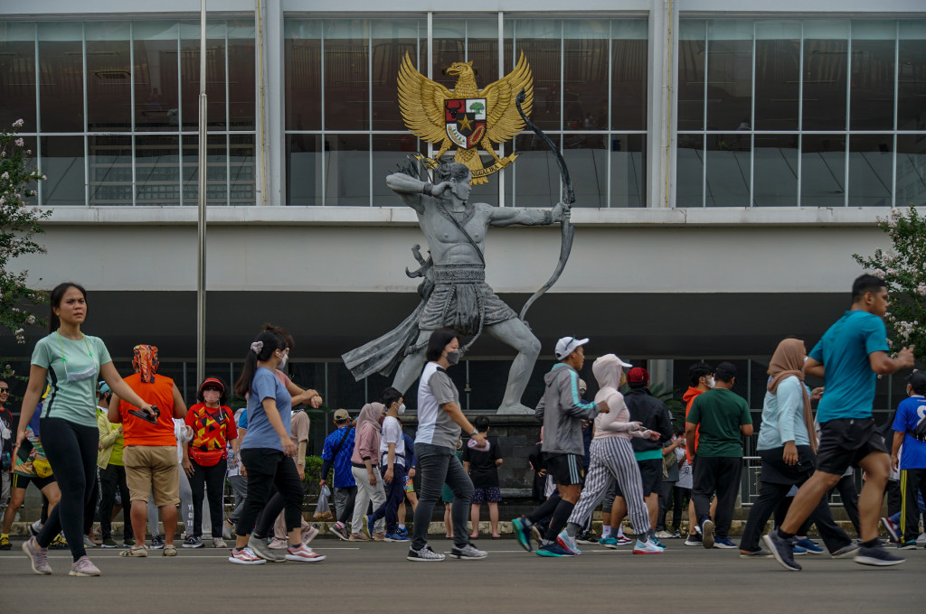 Ratusan warga mendatangi kawasan Gelora Bung Karno (GBK), Jakarta, Minggu, 9 Januari 2022.