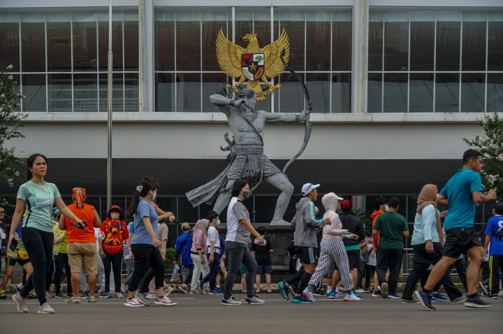 Ratusan warga mendatangi kawasan Gelora Bung Karno (GBK), Jakarta, Minggu, 9 Januari 2022.