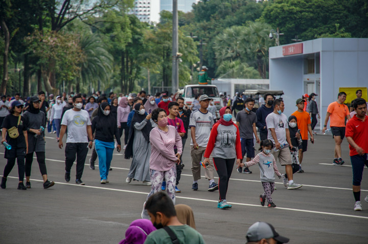 Meski kasus covid-19 merangkak naik warga dari berbagai usia dan kalangan antusias mendatangi kawasan GBK untuk berolahraga atau sekadar jalan-jalan keluarga.