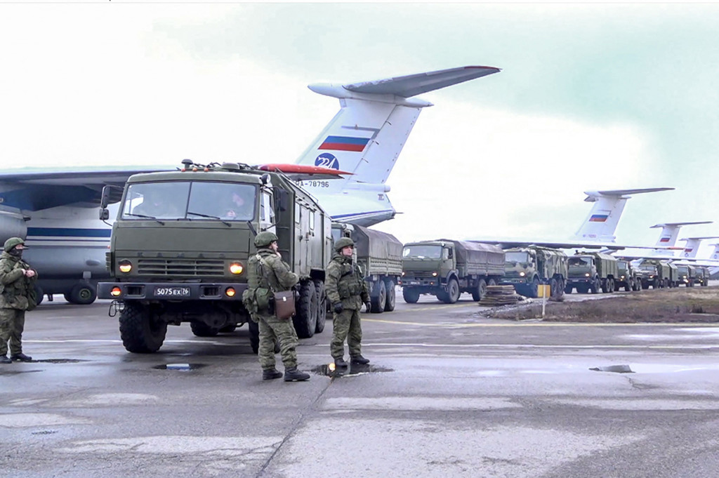 Tak hanya itu, Tokayev juga mengundang Organisasi Perjanjian Keamanan Kolektif (CSTO) yang dipimpin Rusia untuk mengirim pasukan agar memulihkan ketertiban di Kazakhstan.