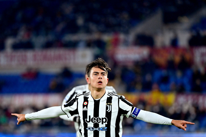 Paulo Dybala melakukan selebrasi usai mencetak gol ke gawang AS Roma dalam lanjutan Serie A.