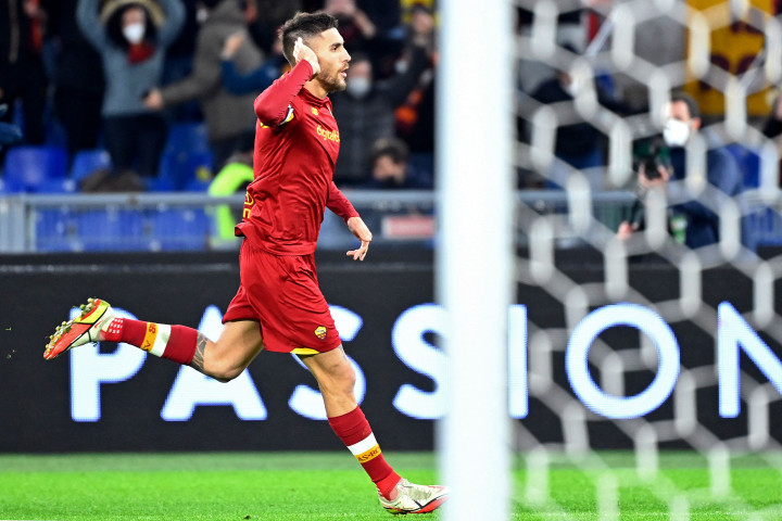Lorenzo Pellegrini melakukan selebrasi usai mencetak gol ketiga untuk AS Roma ke gawang Juventus dalam lanjutan Serie A.