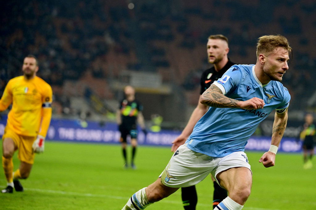 Ciro Immobile melakukan selebrasi usai mencetak gol ke gawang Inter Milan pada pekan ke-21 Serie A atau Liga Italia 2021-2022.