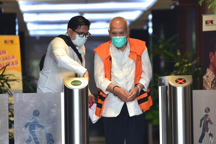 Tersangka mantan Wali Kota Banjar Herman Sutrisno dikawal petugas berjalan keluar di Gedung Merah Putih Komisi Pemberantasan Korupsi (KPK), Rasuna Said, Jakarta, Senin, 10 Januari 2022. 