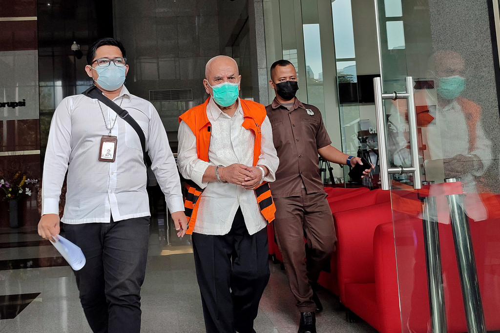 Selain Herman Sutrisno, KPK juga menetapkan tersangka lainnya yaitu Direktur CV Prima, Rahmat Wardi. Rahmat diduga menjadi pihak pemberi suap kepada Herman.