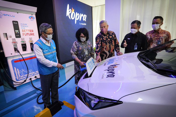 Direktur Niaga dan Manajemen Pelanggan PLN Bob Saril, Direktur Corporate Banking Bank Mandiri Susana Indah K Indriati, Direktur Hubungan Kelembagaan Bank Mandiri Rohan Hafas, Direktur Treasury & International Banking Bank Mandiri Panji Irawan dan SEVP Corporate Banking Bank Mandiri Arief Ariyana saat meresmikan pengoperasian Stasiun Pengisian Kendaraan Listrik Umum (SPKLU) Plaza Mandiri di Jakarta, Senin, 10 Januari 2022.