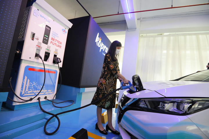 Bank Mandiri mendukung pengembangan Energi Terbarukan melalui sinergi dengan PLN dan menjadi BUMN non-PLN Group pertama yang menempatkan instalasi SPKLU di kantor pusat perseroan. 
